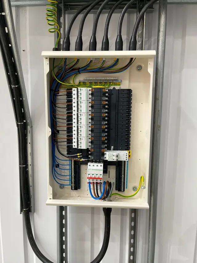 Three-phase distribution board